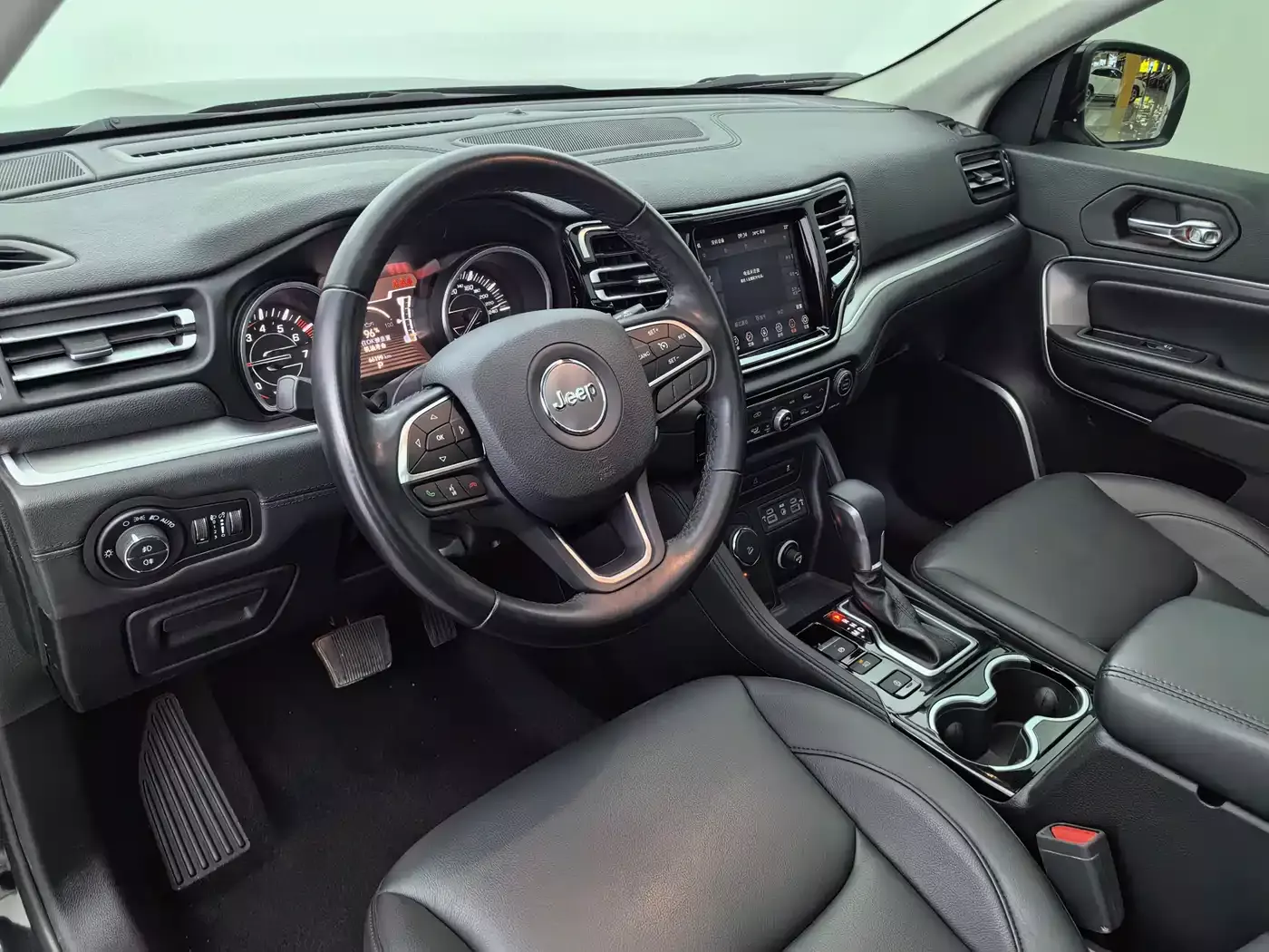 Jeep Grand Commander 2022 2.0T AWD Luxury Edition фото 17