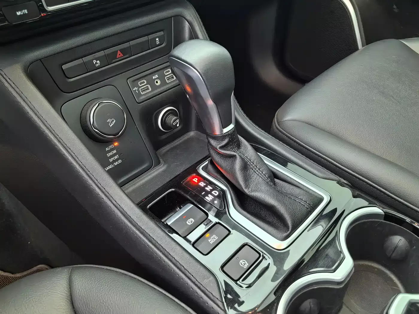 Jeep Grand Commander 2022 2.0T AWD Luxury Edition фото 24