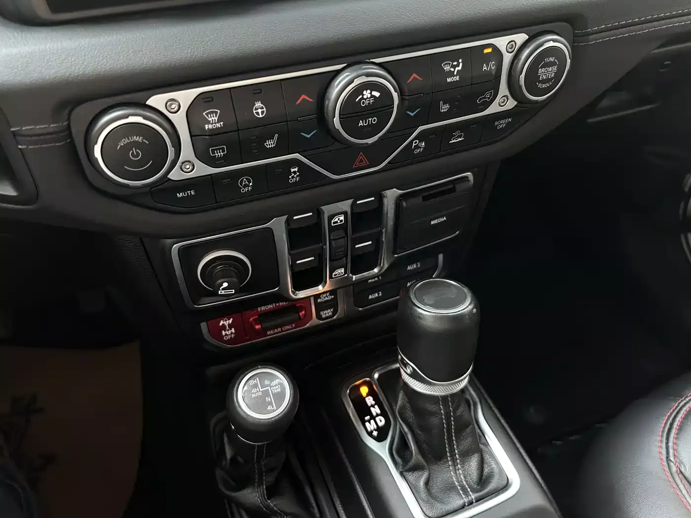 Jeep Wrangler 2024 2.0T Rubicon 4-door фото 10