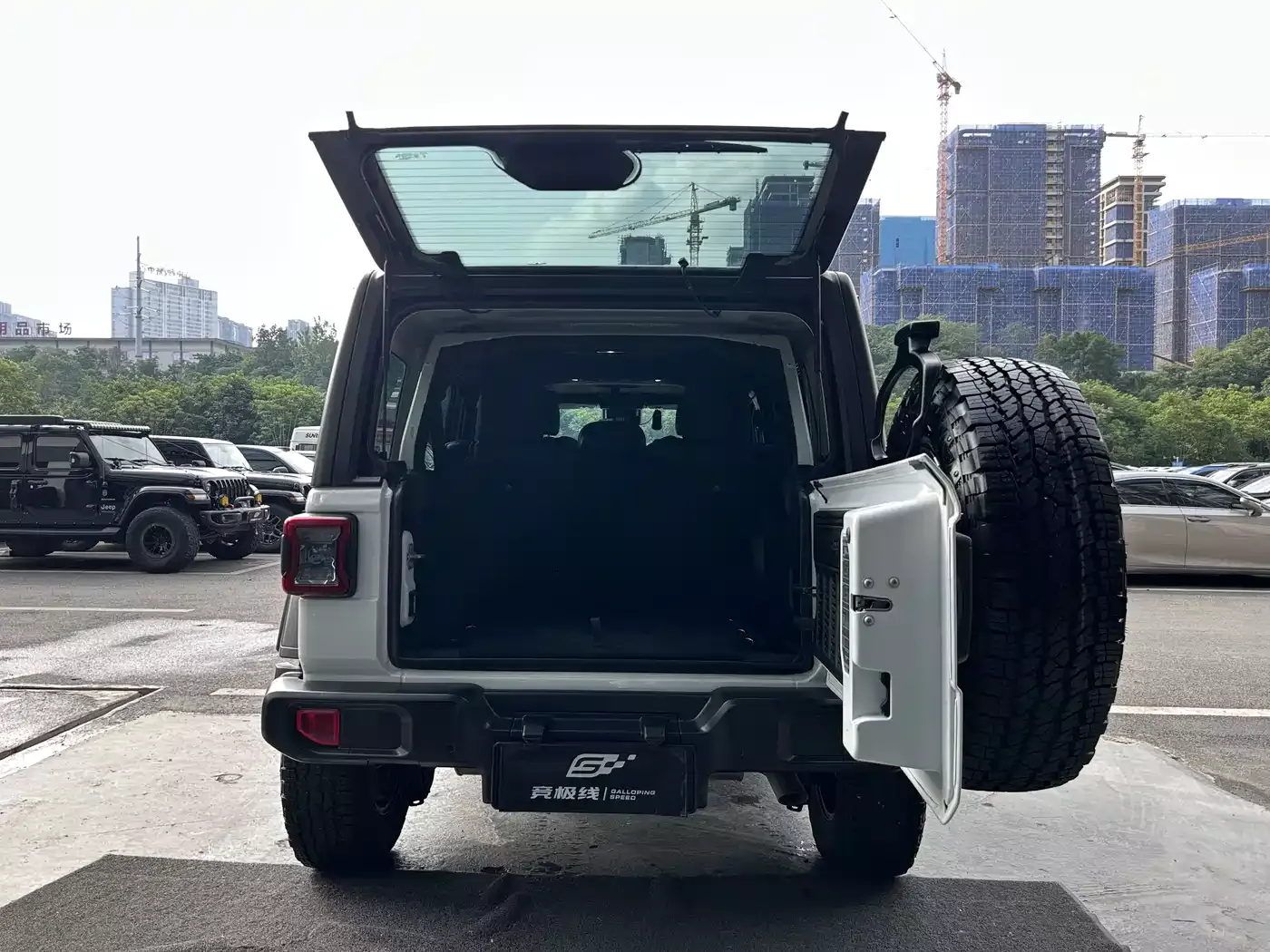 Jeep Wrangler 2024 2.0T Rubicon 4-door фото 16