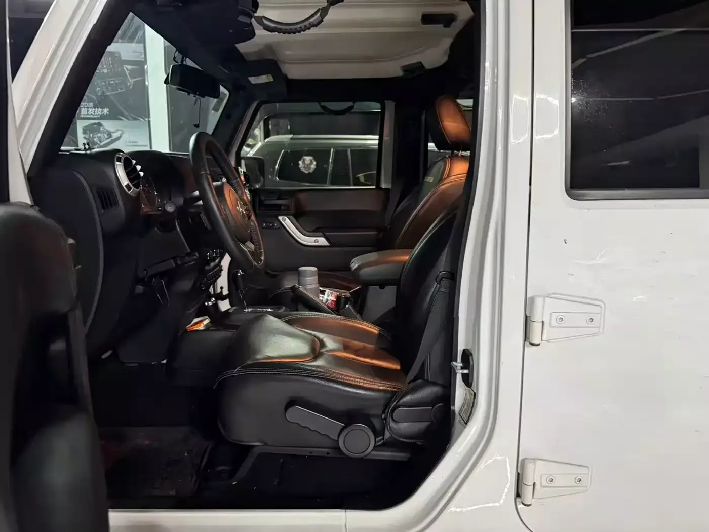 Jeep Wrangler 2015 3.0L Sahara 4-Door Comfort Edition фото 7