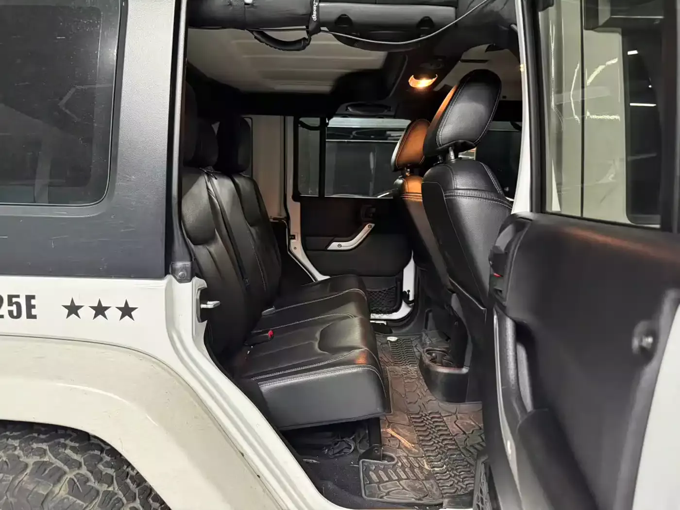 Jeep Wrangler 2015 3.0L Sahara 4-Door Comfort Edition фото 8