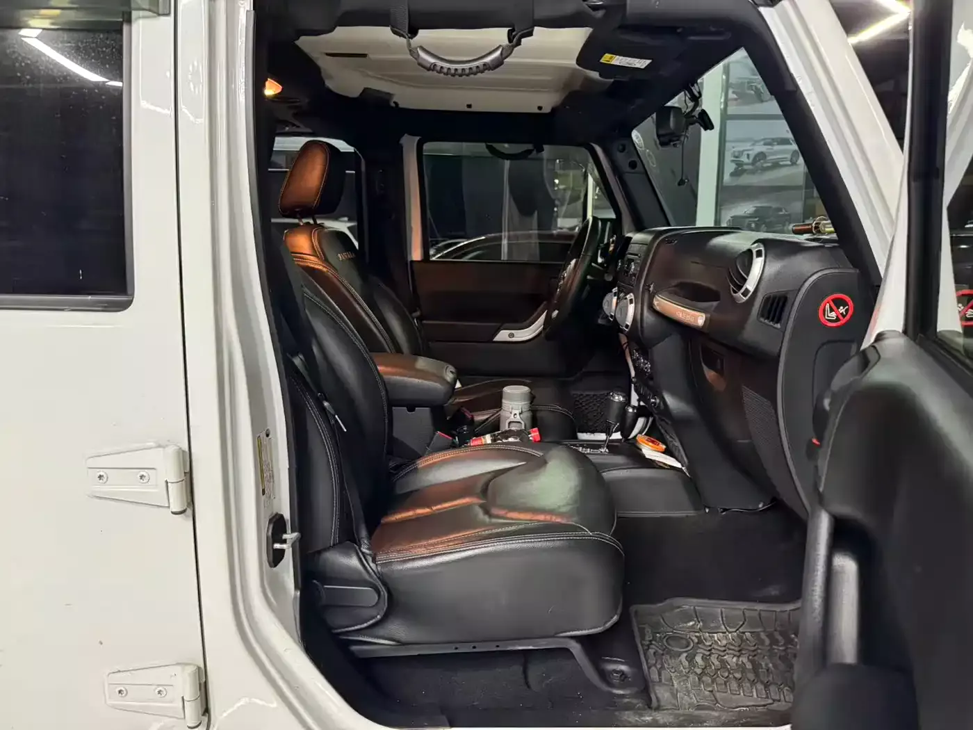 Jeep Wrangler 2015 3.0L Sahara 4-Door Comfort Edition фото 9