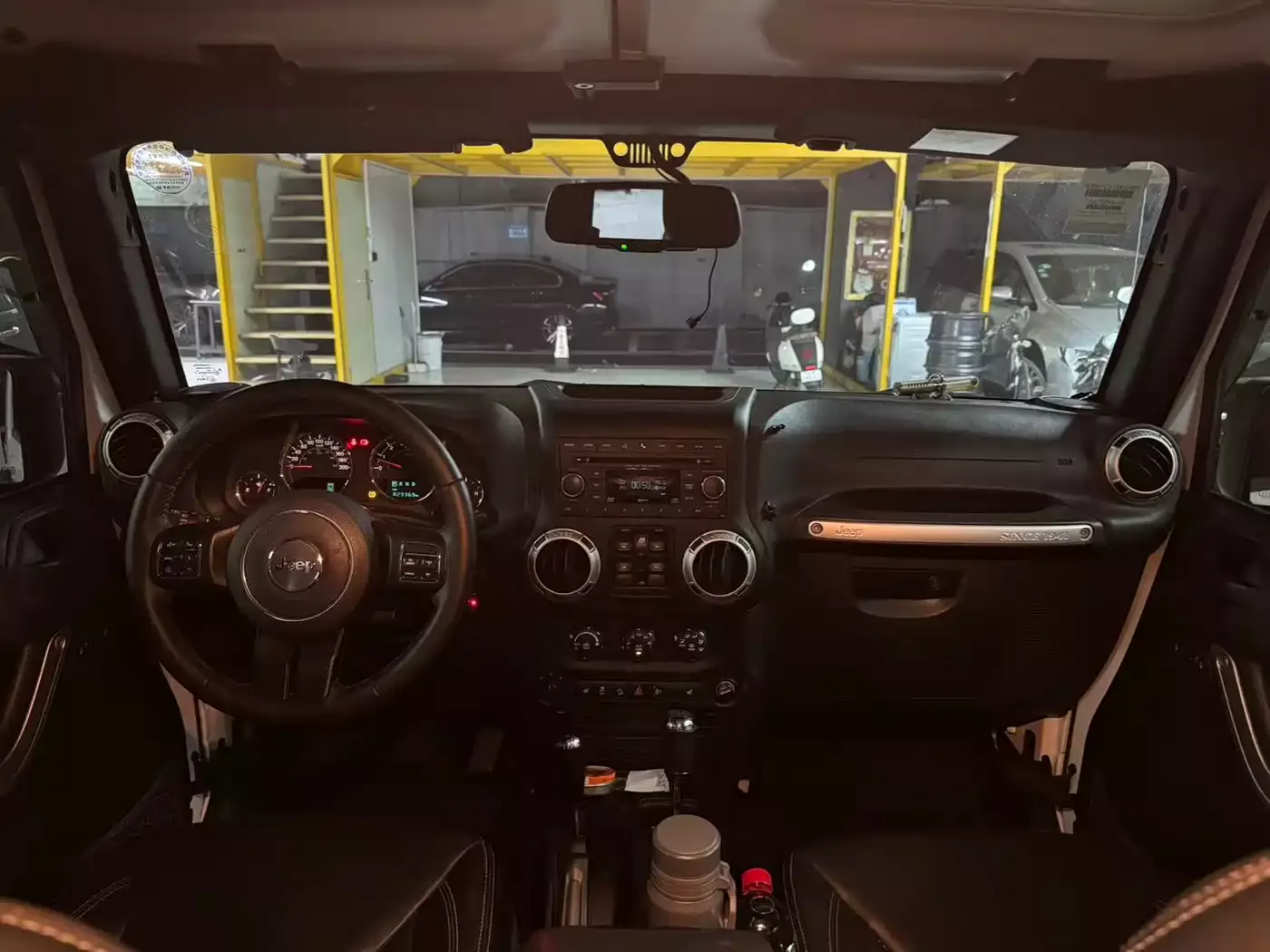 Jeep Wrangler 2015 3.0L Sahara 4-Door Comfort Edition фото 10