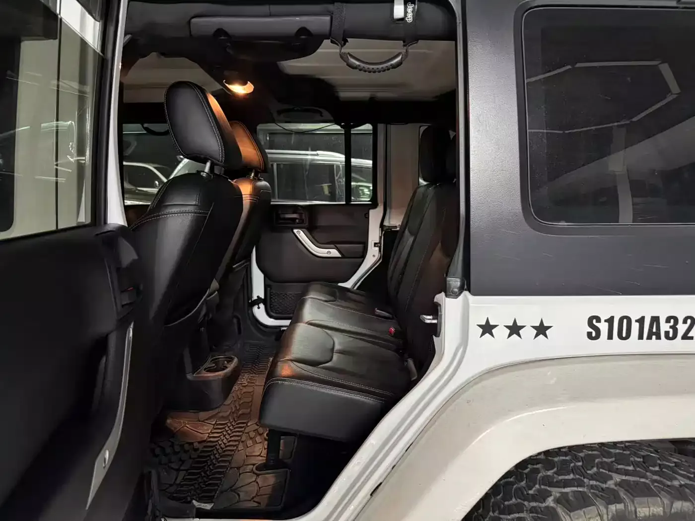 Jeep Wrangler 2015 3.0L Sahara 4-Door Comfort Edition фото 11