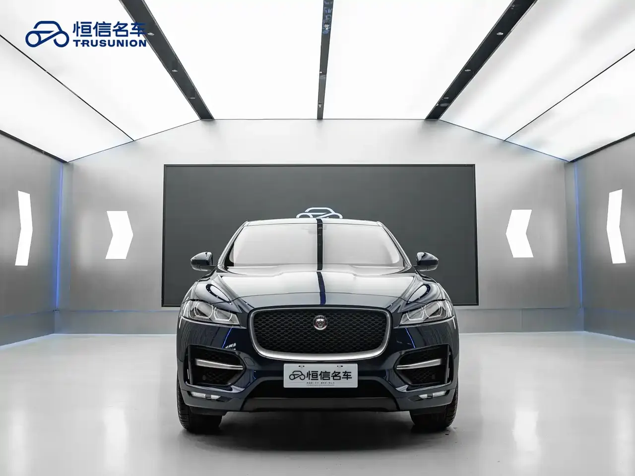 Jaguar F-PACE 2018 2.0T 4WD Urban Premium Edition фото 2