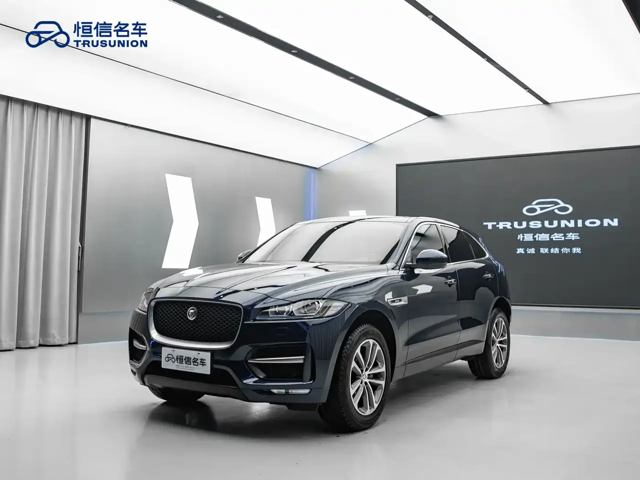 Jaguar F-PACE 2018 2.0T 4WD Urban Premium Edition фото 3