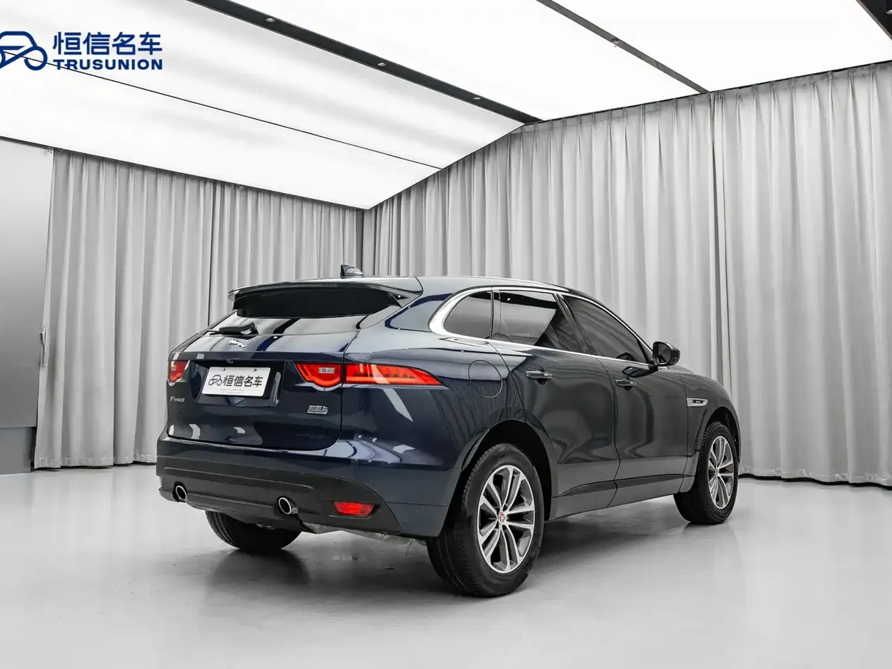 Jaguar F-PACE 2018 2.0T 4WD Urban Premium Edition фото 4