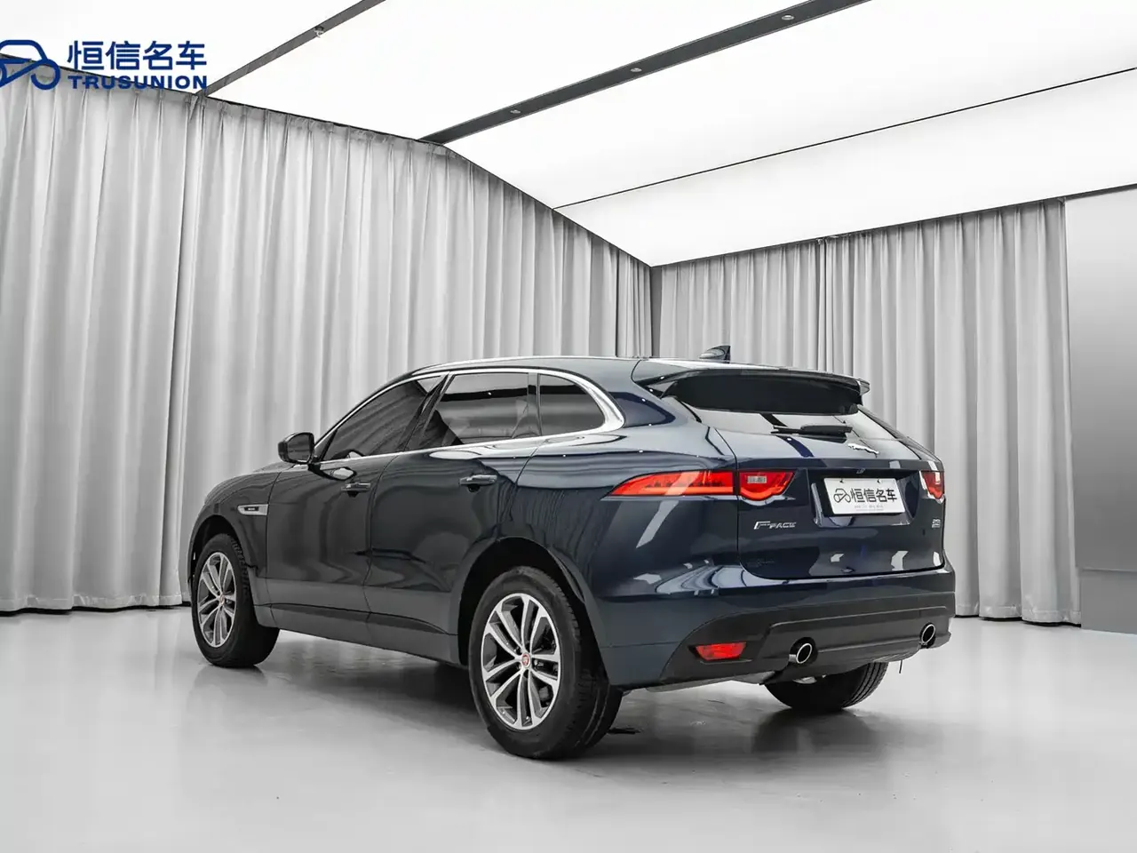 Jaguar F-PACE 2018 2.0T 4WD Urban Premium Edition фото 6
