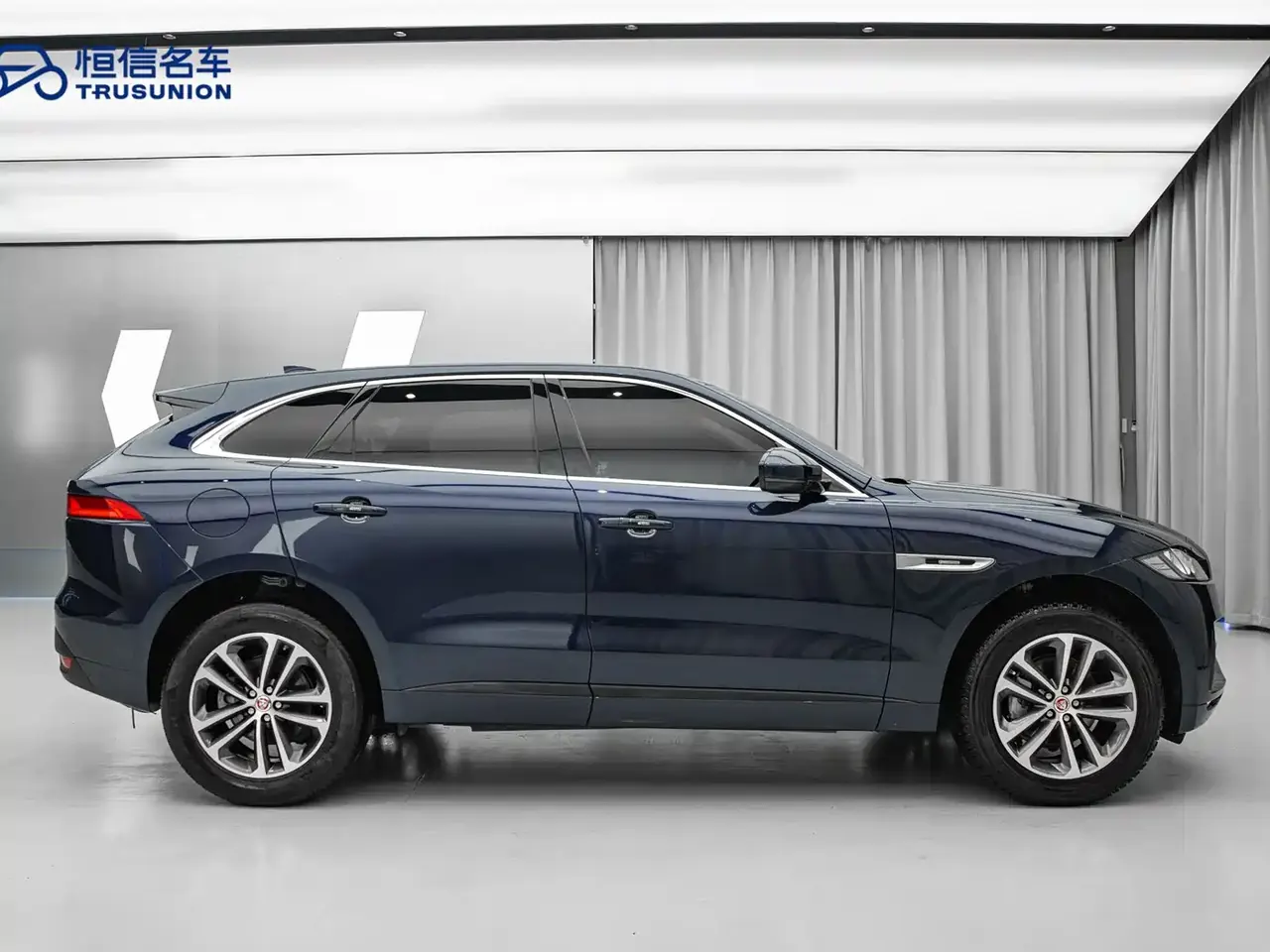 Jaguar F-PACE 2018 2.0T 4WD Urban Premium Edition фото 7