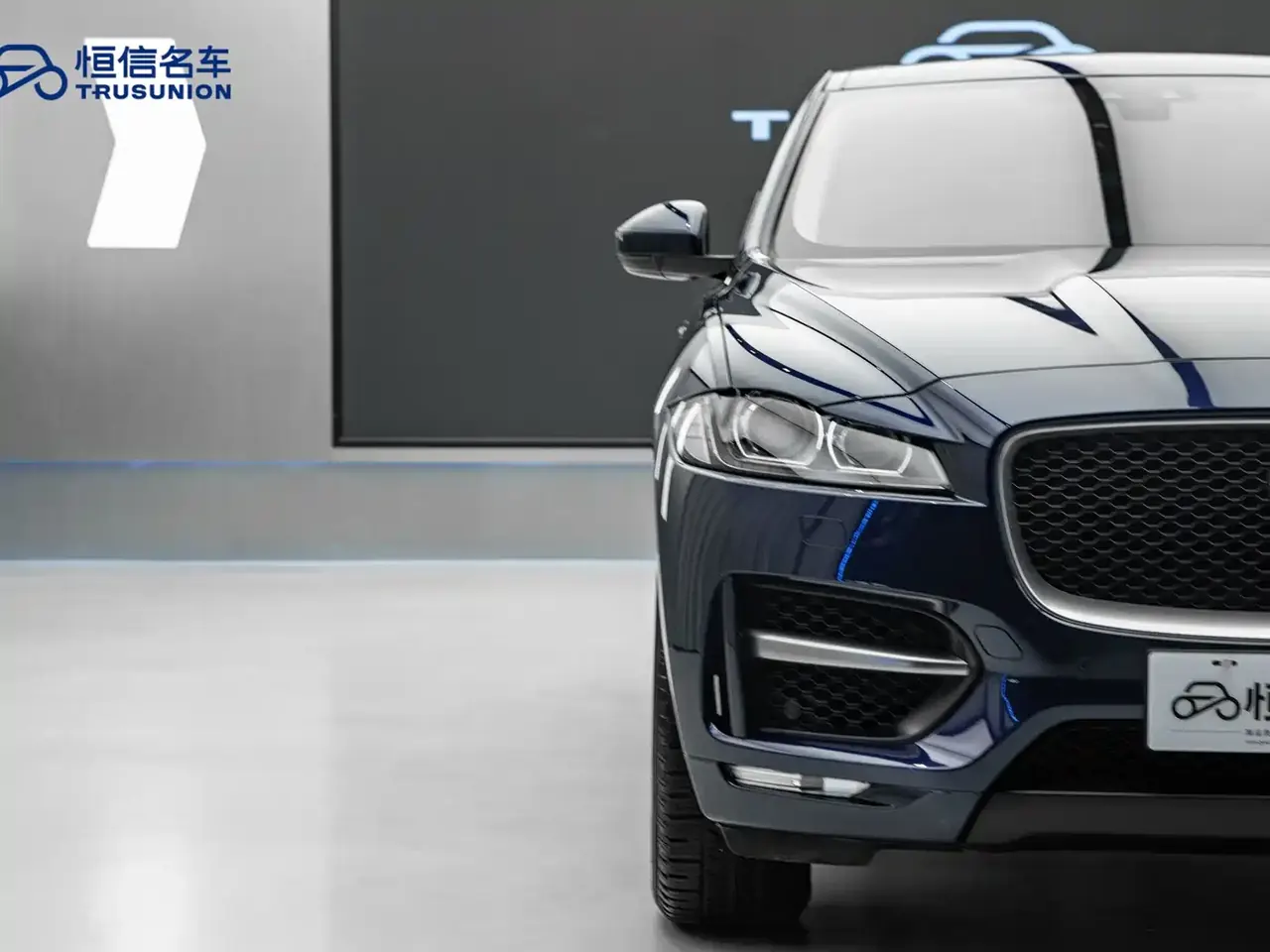 Jaguar F-PACE 2018 2.0T 4WD Urban Premium Edition фото 9
