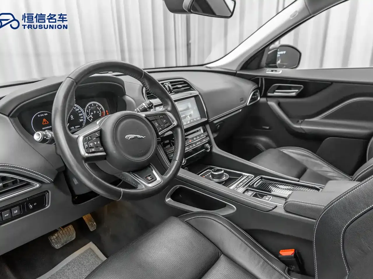 Jaguar F-PACE 2018 2.0T 4WD Urban Premium Edition фото 11