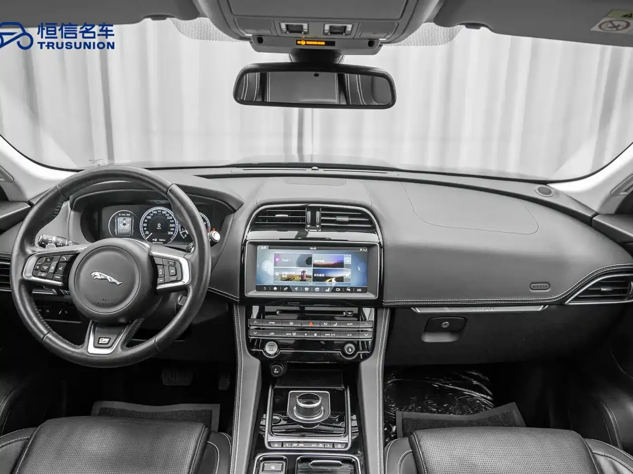 Jaguar F-PACE 2018 2.0T 4WD Urban Premium Edition фото 12
