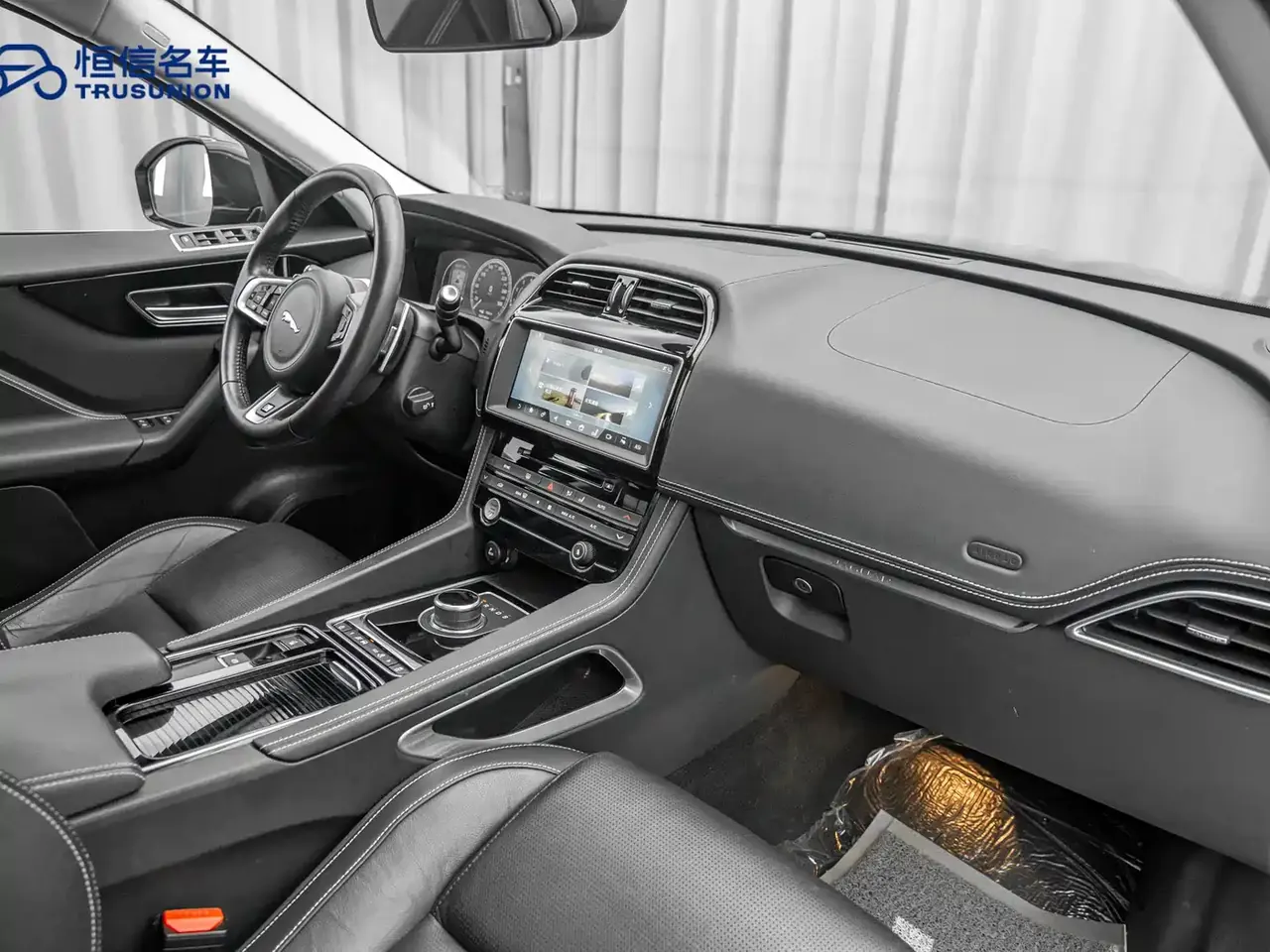 Jaguar F-PACE 2018 2.0T 4WD Urban Premium Edition фото 13