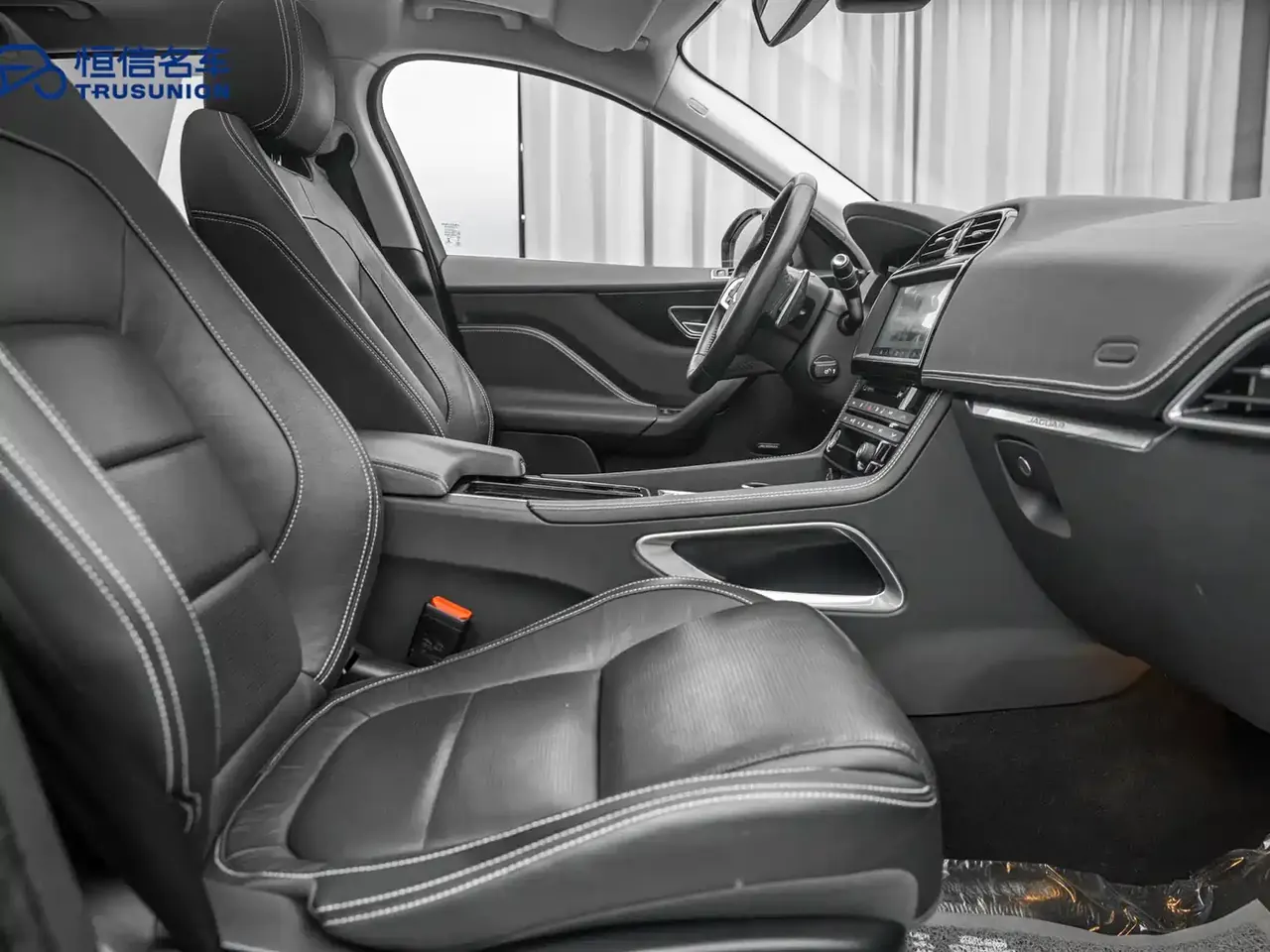 Jaguar F-PACE 2018 2.0T 4WD Urban Premium Edition фото 14
