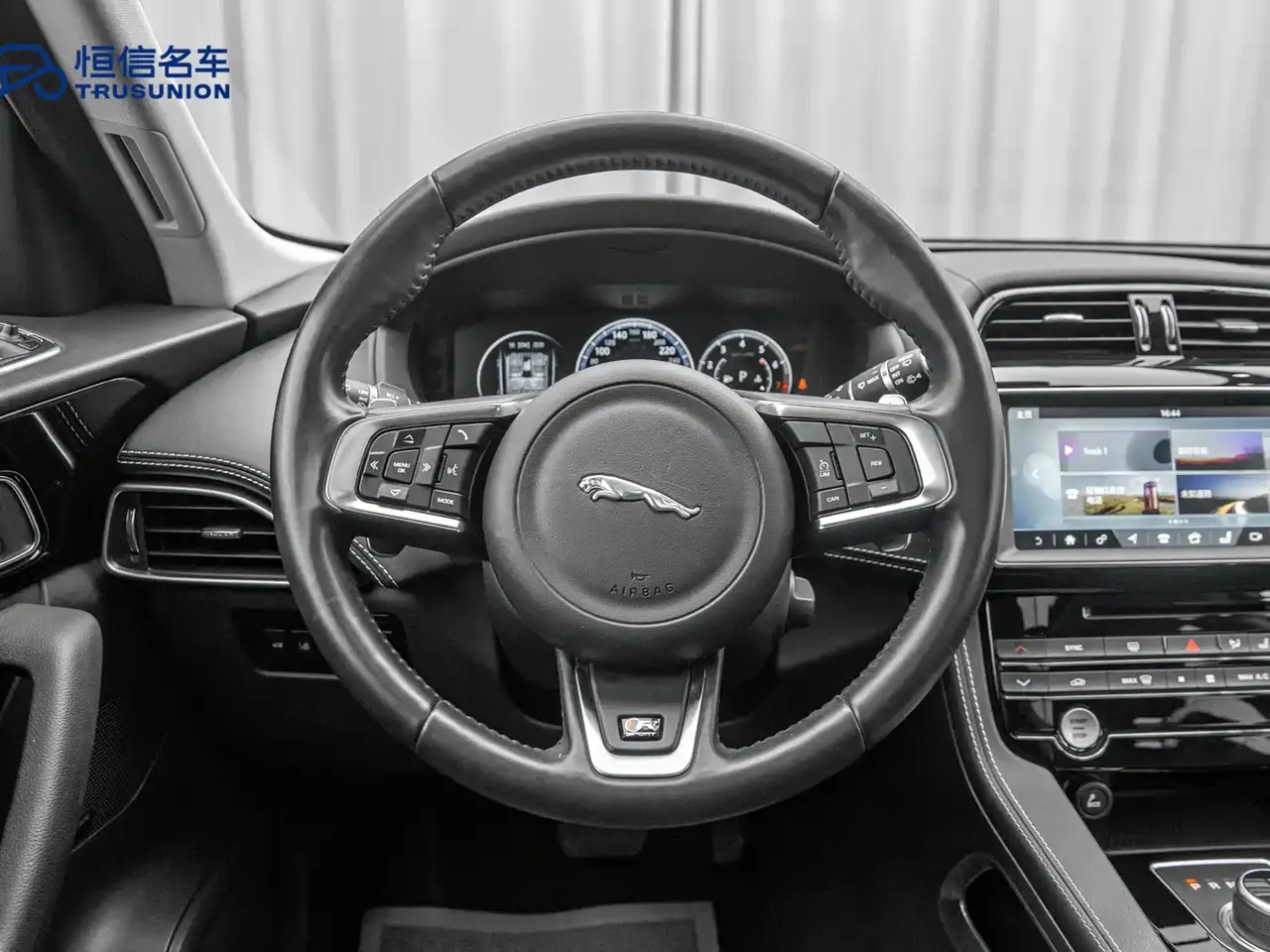 Jaguar F-PACE 2018 2.0T 4WD Urban Premium Edition фото 16