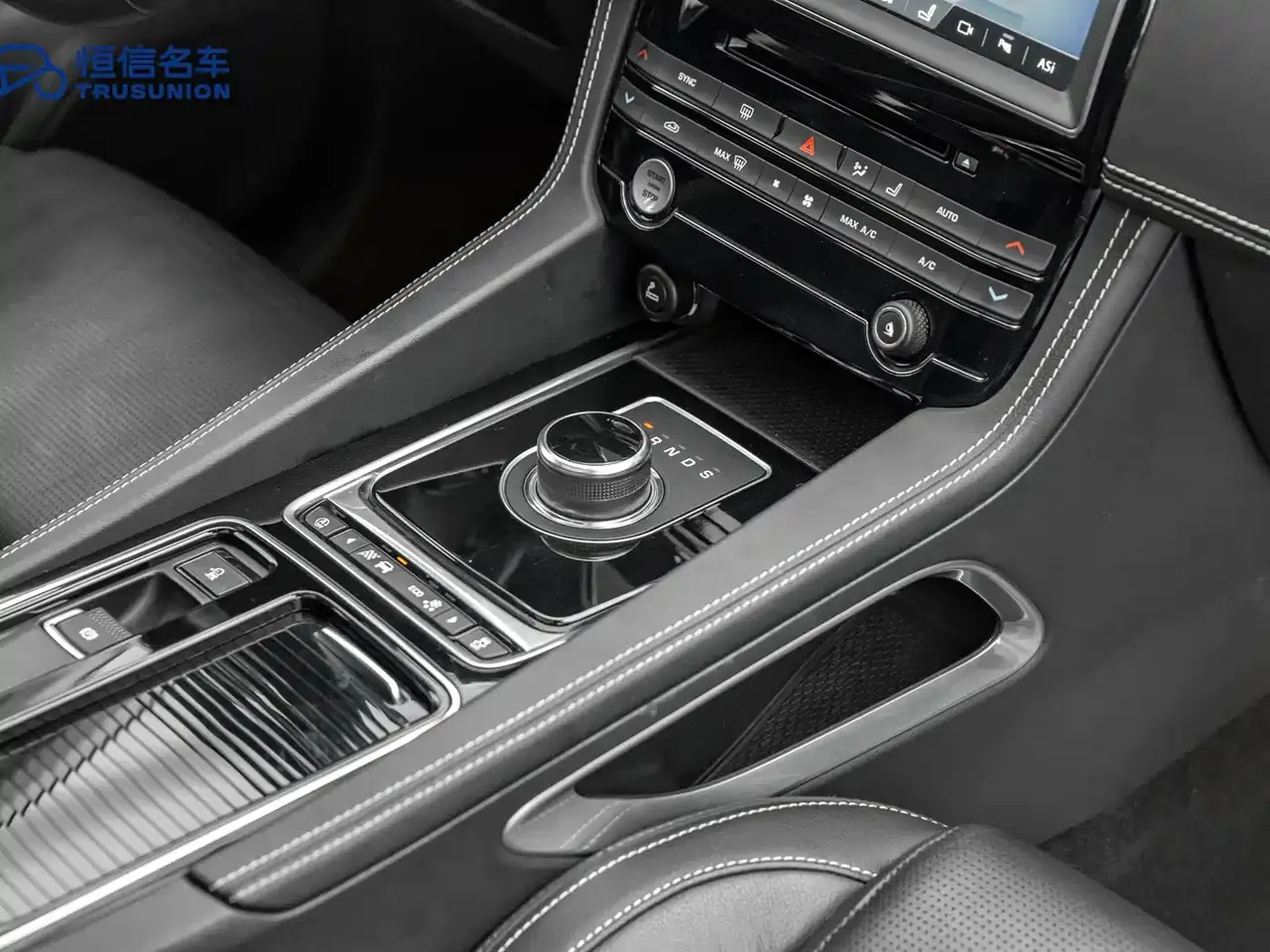 Jaguar F-PACE 2018 2.0T 4WD Urban Premium Edition фото 17