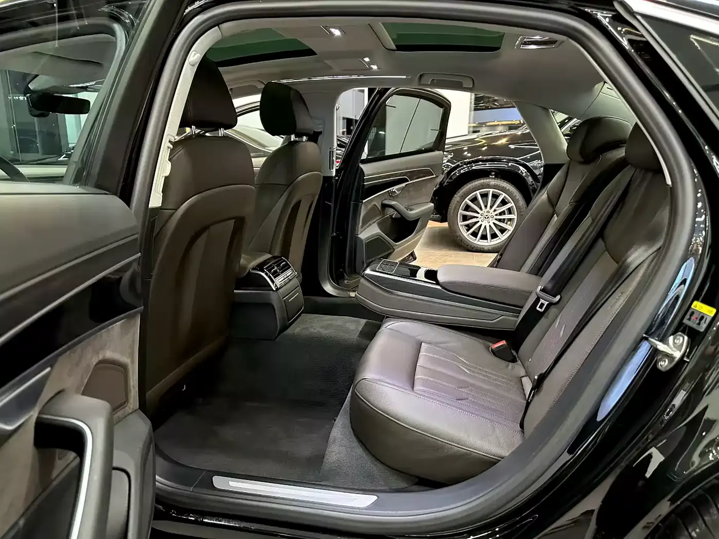 Audi A8 2018 A8L 55 TFSI quattro Launch Premium фото 8