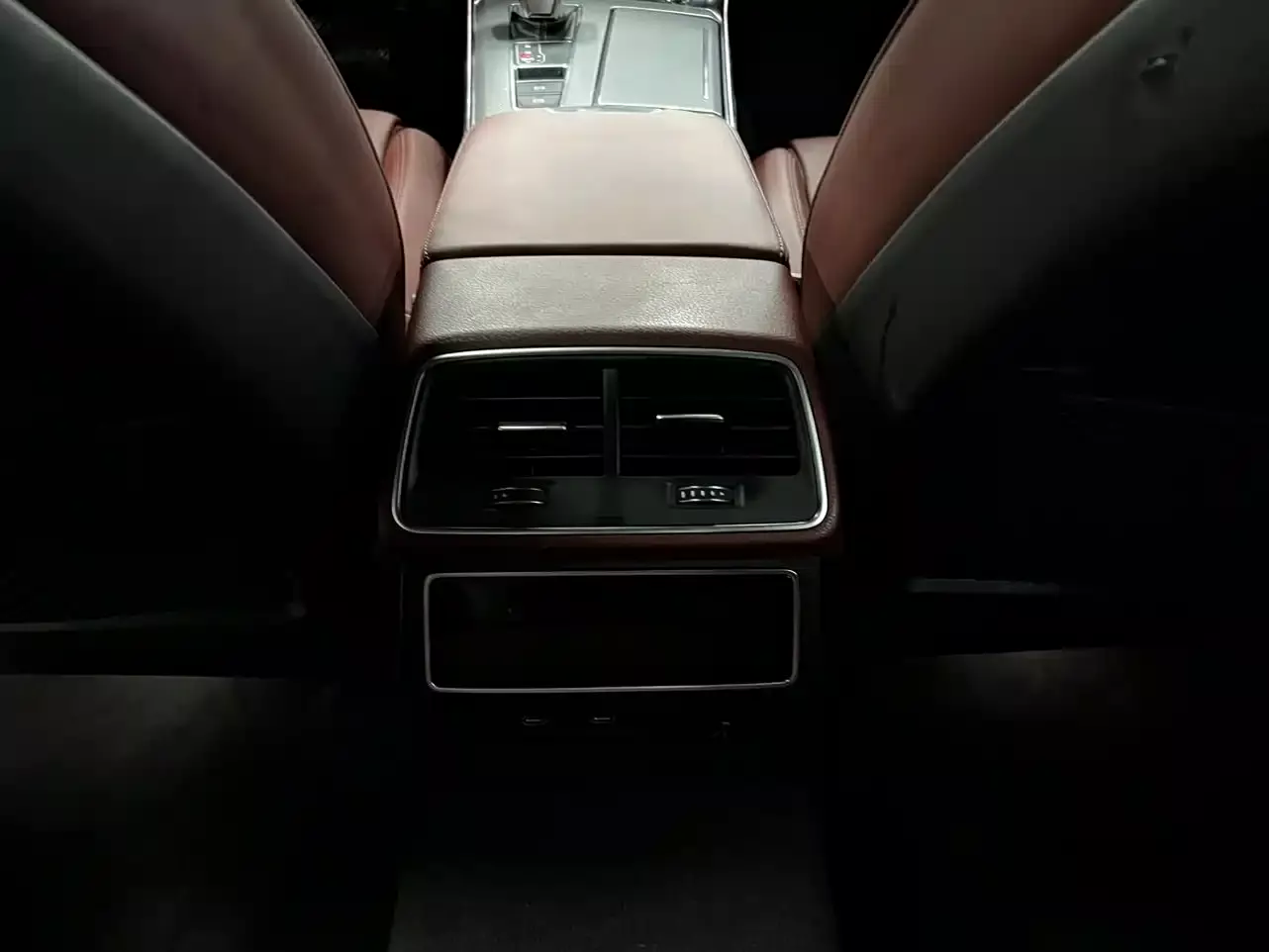 Audi A7L 2024 55 TFSI quattro Black Warrior Edition фото 10