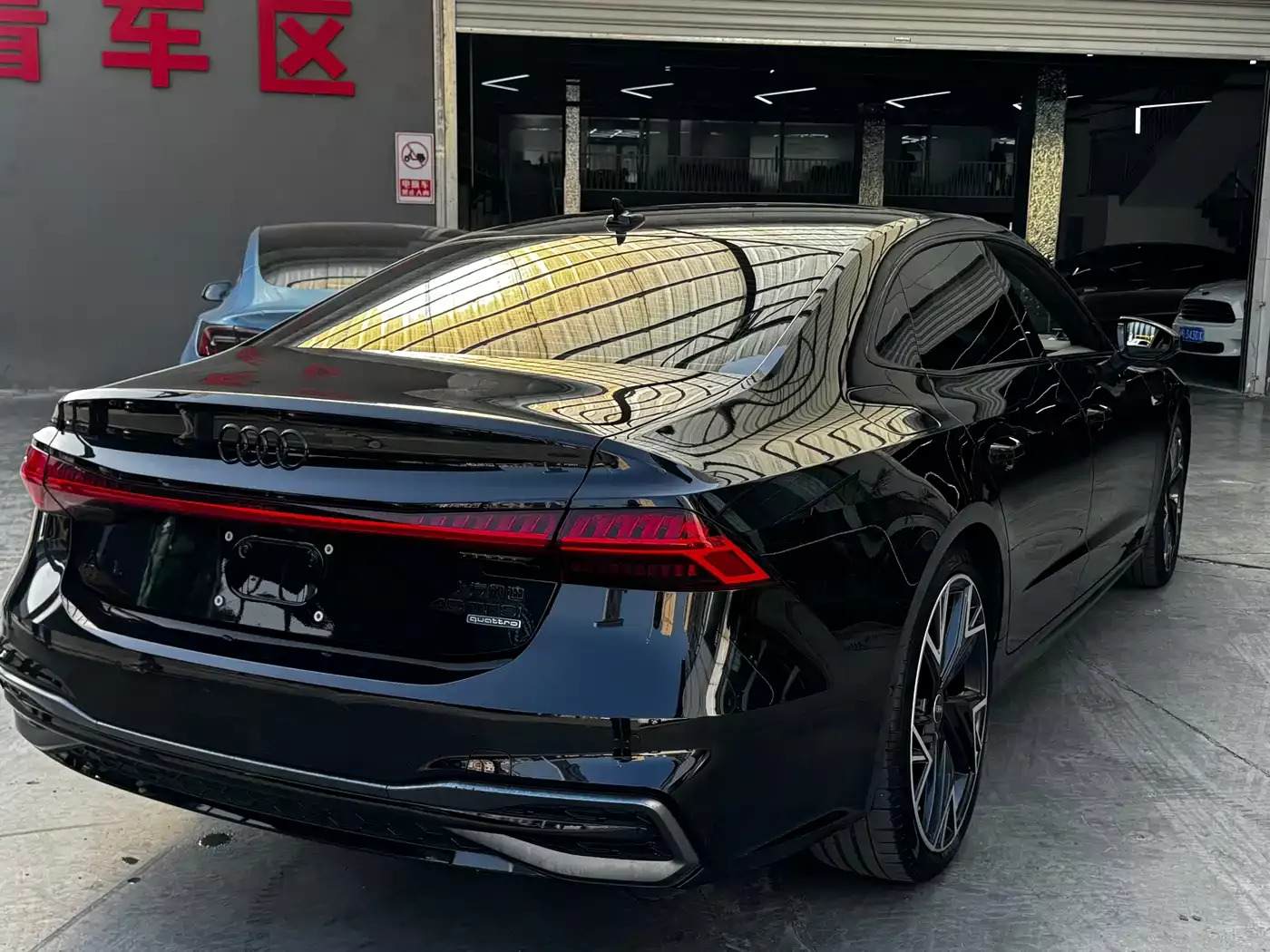 Audi A7L 2024 45 TFSI quattro S-line Black Warrior Edition фото 13