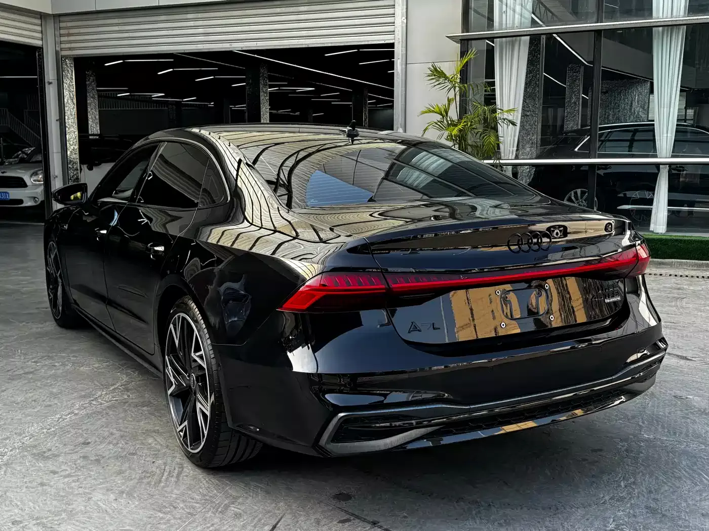 Audi A7L 2024 45 TFSI quattro S-line Black Warrior Edition фото 15