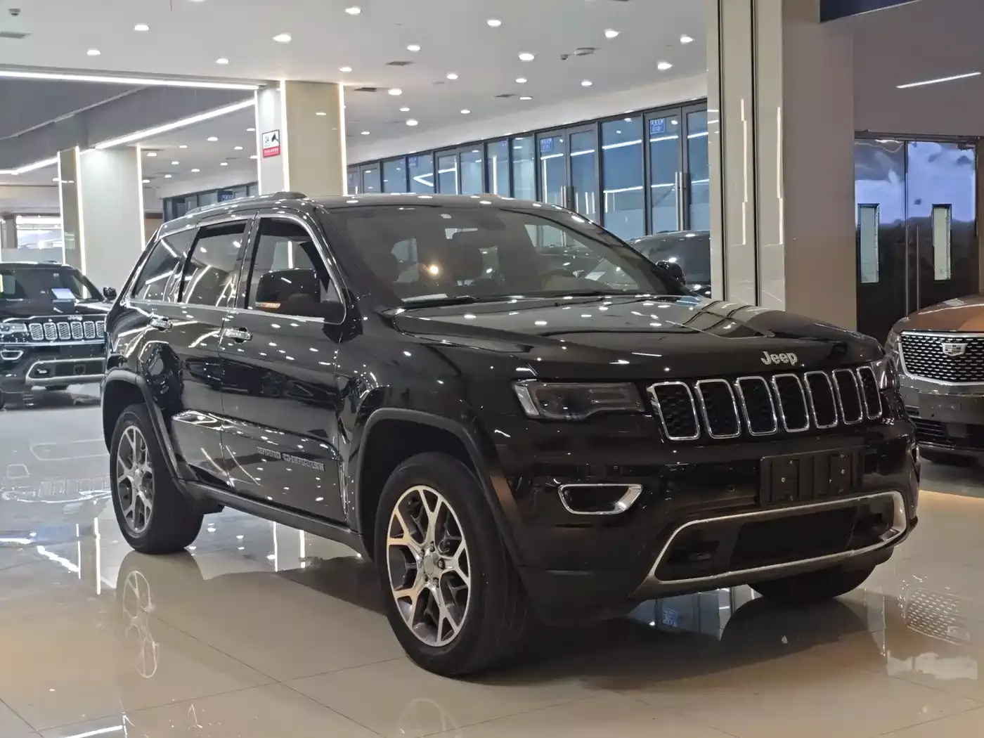 Jeep Grand Cherokee (Import) 2020 3.0L Elite Navigation Edition фото 2