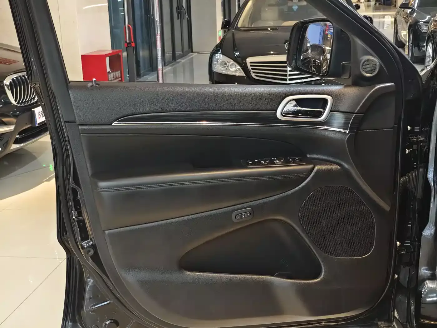 Jeep Grand Cherokee (Import) 2020 3.0L Elite Navigation Edition фото 4