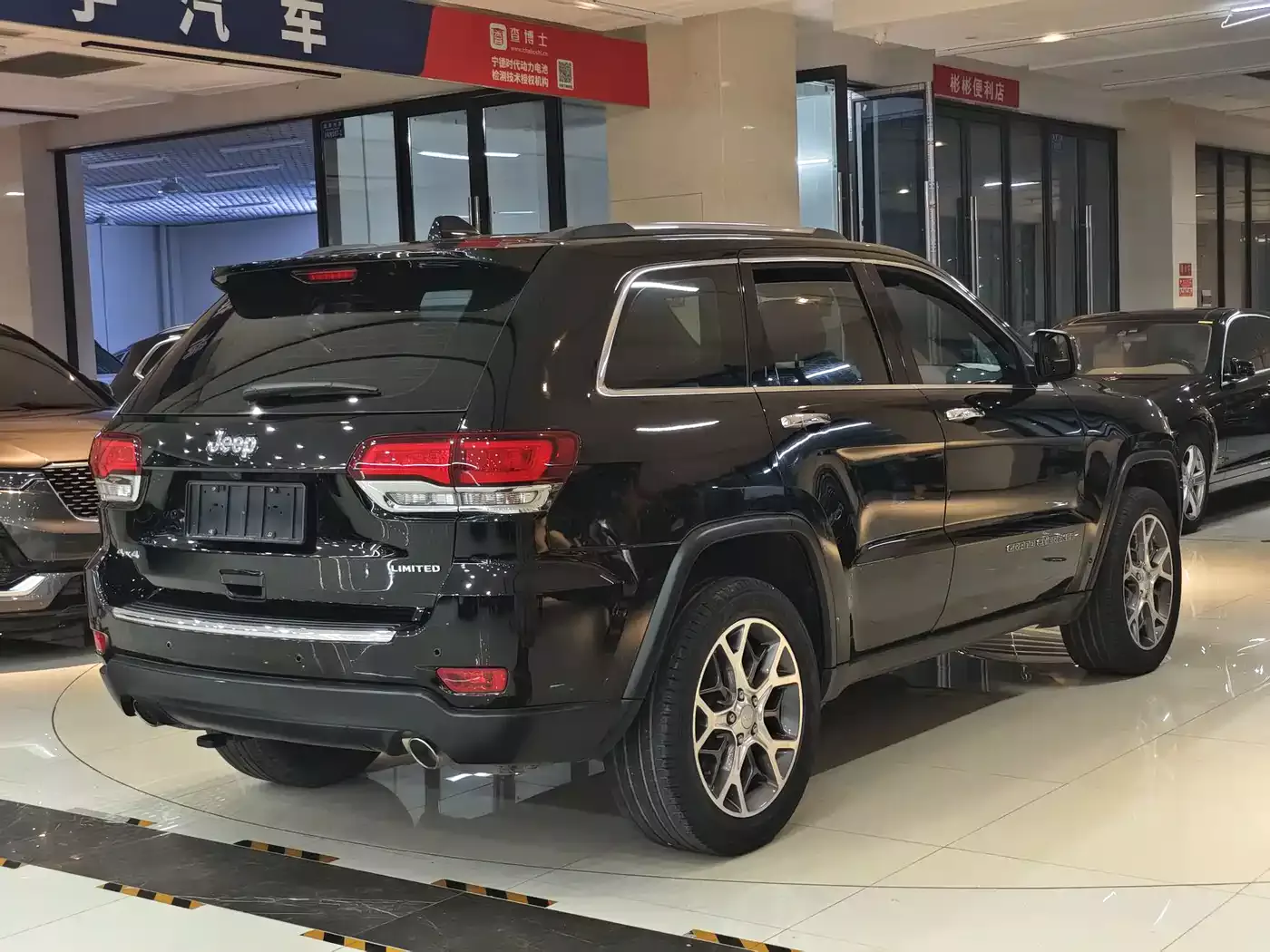 Jeep Grand Cherokee (Import) 2020 3.0L Elite Navigation Edition фото 17