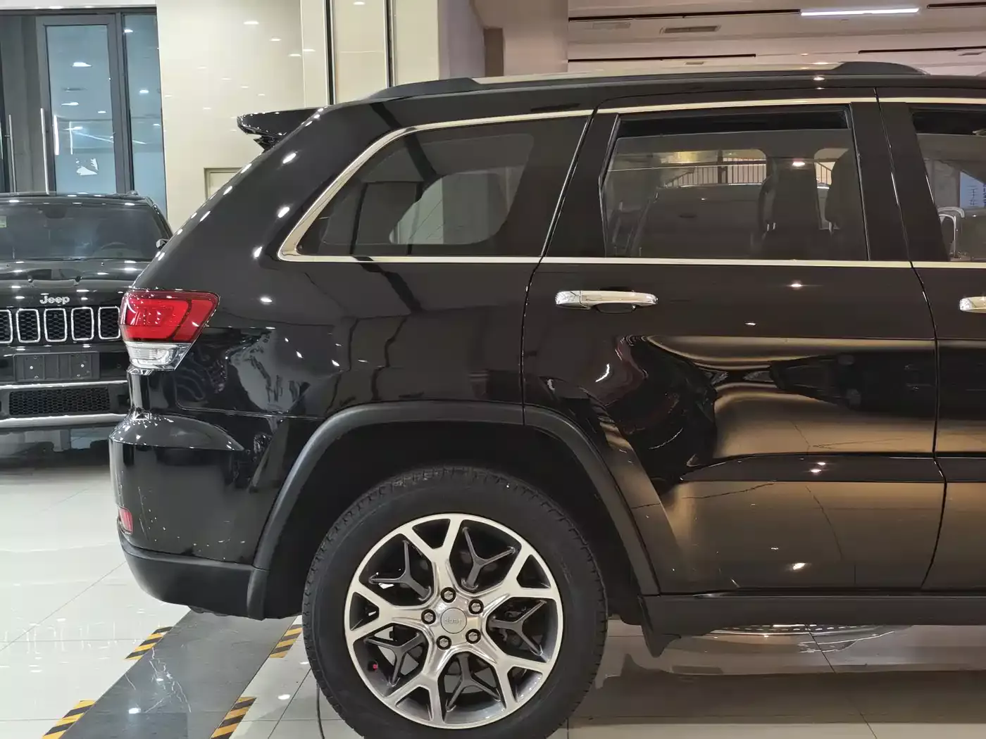 Jeep Grand Cherokee (Import) 2020 3.0L Elite Navigation Edition фото 21