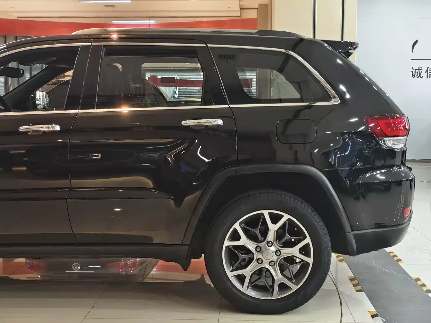 Jeep Grand Cherokee (Import) 2020 3.0L Elite Navigation Edition фото 22
