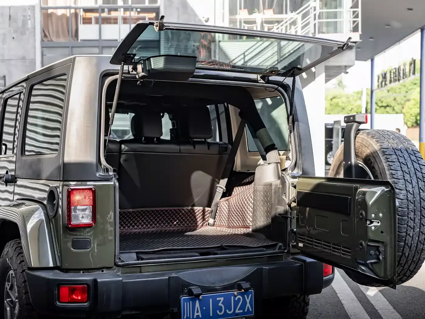 Jeep Wrangler 2015 2.8TD Sahara 4-Door фото 6