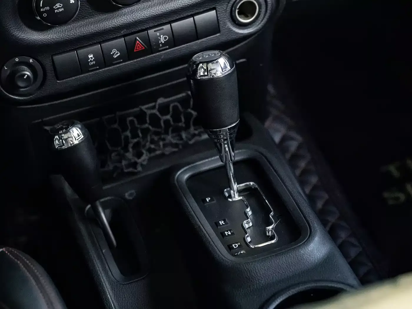 Jeep Wrangler 2015 2.8TD Sahara 4-Door фото 17