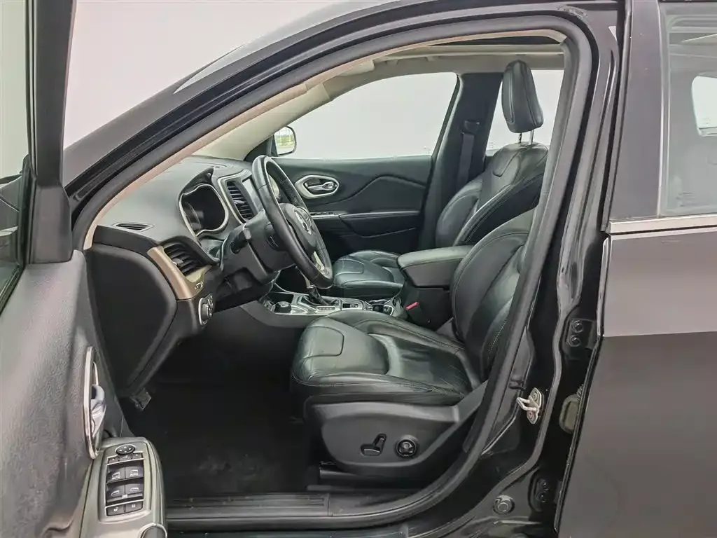 Jeep Cherokee 2016 2.4L Professional Smart Edition фото 10
