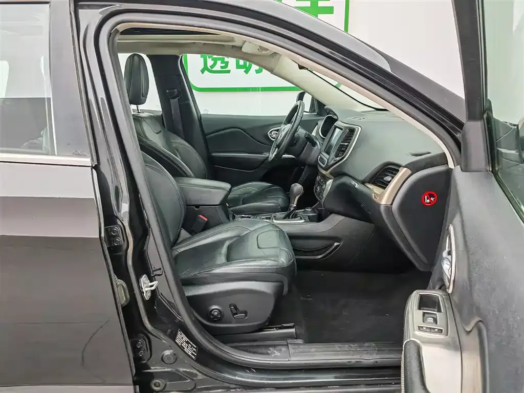 Jeep Cherokee 2016 2.4L Professional Smart Edition фото 23