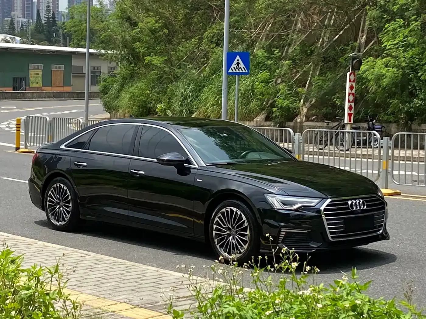 Audi A6L New Energy 2020 55 TFSI e quattro фото 3