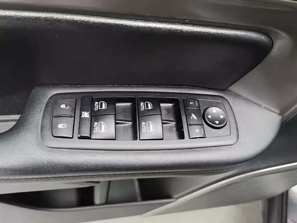 Jeep Grand Commander 2020 2.0T 2WD Leading Edition фото 9