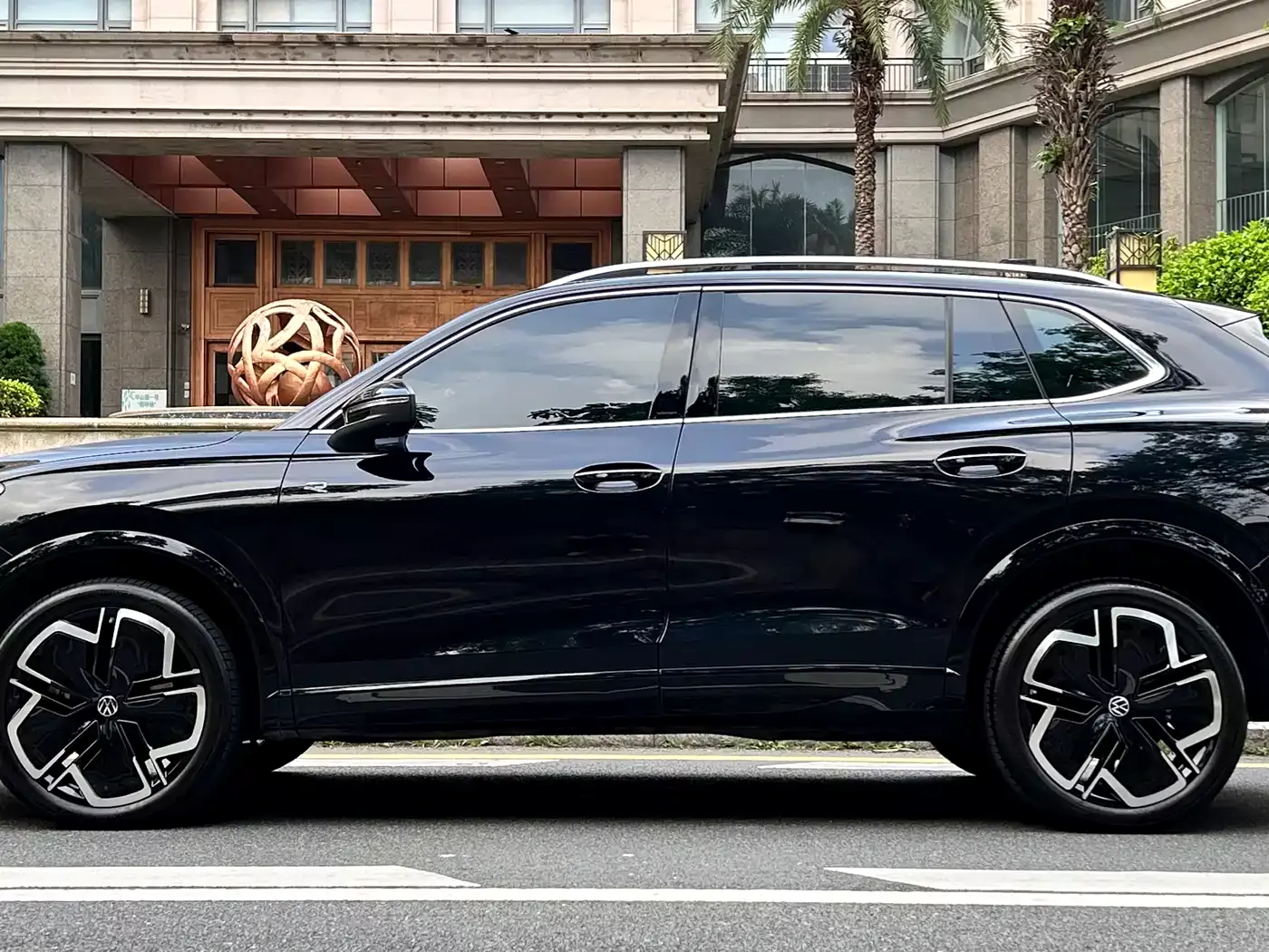 Volkswagen Tiguan L 2024 PRO 380TSI 4WD R-Line Premium Edition фото 4