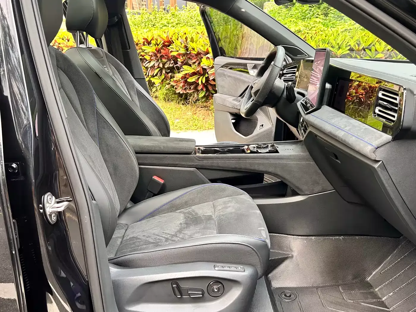 Volkswagen Tiguan L 2024 PRO 380TSI 4WD R-Line Premium Edition фото 8